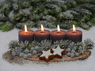 Vierter Advent: Graue Adventskerzen mit Tannenzweigen , Beeren und Zimtsternen auf einer Schneedecke mit Platz für Text.	