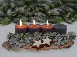 Dritter Advent: Graue Adventskerzen mit Tannenzweigen , Beeren und Zimtsternen auf einer Schneedecke mit Platz für Text.	