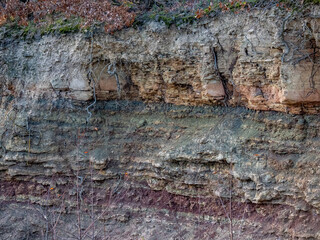 Erosion an einer felsigen Böschung
