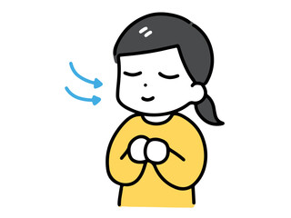 目を閉じて息を鼻から吸う私服の若い女性(上半身)