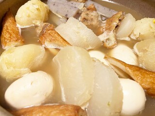 鍋の中で煮えていく美味しそうなおでん
