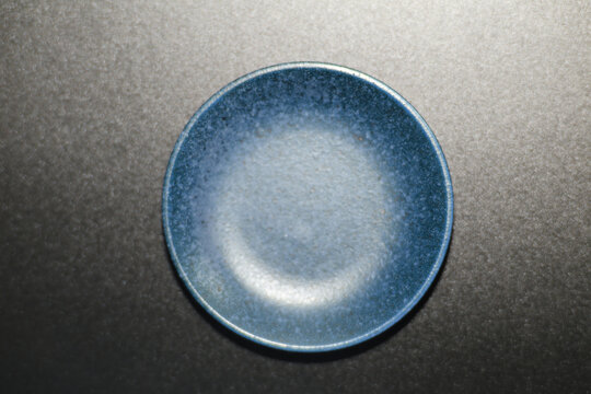 黒背景に碧い皿