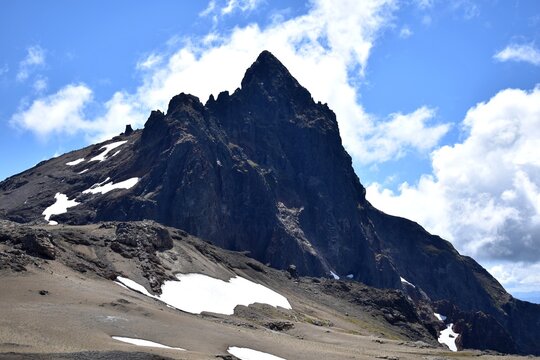 Monta&ntilde;a Colmillo del Diablo, ubicada en la ciudad de Puc&oacute;n, sur de Chile.