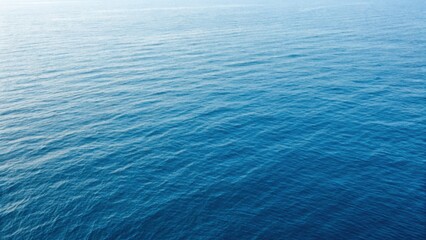 Obraz premium A serene ocean surface reflecting various shades of blue, creating a calming and tranquil atmosphere.