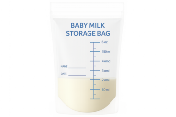Baby milk storage bag with breastmilk and measurements
