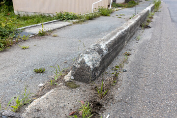 破損した歩車道境界ブロック