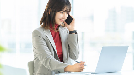 デスクワークをする女性・ビジネスウーマン