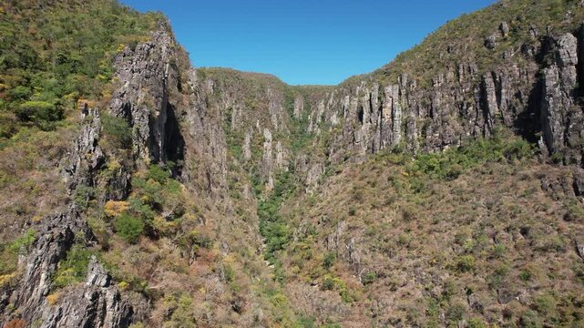 Guardian waterfall, blue water, sunny day, incredible landscape, in the V&atilde;o do Moleque community in Chapada dos Veadeiros