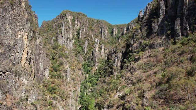 canoyns Guardian waterfall, blue water, sunny day, incredible landscape, in the V&atilde;o do Moleque community in Chapada dos Veadeiros