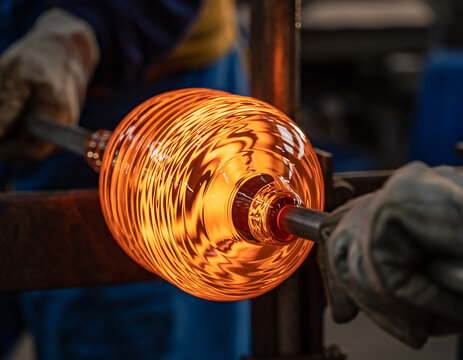 工場でのガラス成形工程の極端なクローズアップ - Powered by Adobe