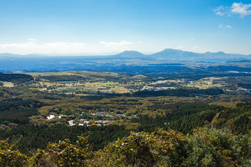 飯田高原から望む阿蘇山と外輪山が広がる青空の大パノラマ風景