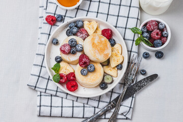 Cheesecakes with powdered sugar and berries on a plate