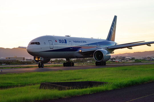 夕日をバックにタキシングするANAのジェット旅客機