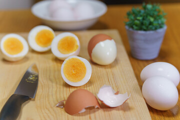 ゆで卵を包丁で半分に切る