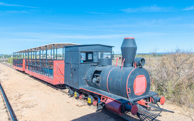 Naklejka premium Petit train touristique pour aller à la plage du cimetière des ancres, dans le sud du Portugal en Algarve.