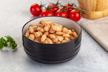 Canned white beans in the bowl