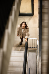 Obraz premium Woman standing on stairs looking up, business strategy