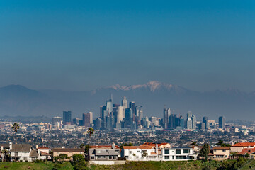 Obraz premium Skyline. Downtown Los Angeles and the Mount San Antonio(San Gabriel Mountains) from Kenneth Hahn State Recreation Area, Baldwin Hills Mountains of Los Angeles, California. Los Angeles smog
