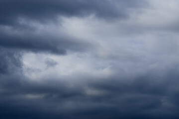 Obraz premium dark dramatic sky with stormy clouds before rain as abstract background, cloudy weather