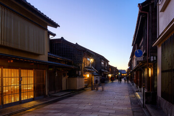 夜の帷が降りた城下町金沢のひがし茶屋街