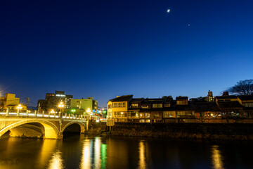 Fototapeta premium 夜景が美しい金沢 ライトアップされた浅野川大橋
