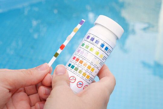 Analysis of the PH and chlorine of the water in a swimming pool in Summer. Check quality of water with test strip, comparing results