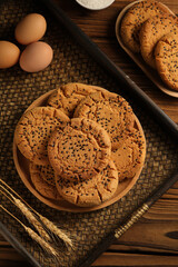 walnut cake or taosu is a traditional Chinese snack, characterized by its dryness, crispness, and sweetness. Its main ingredients are flour, eggs, and oil