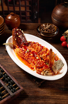 Classic dishes in Chinese restaurants, such as braised fish or squirrel-shaped mandarin fish.