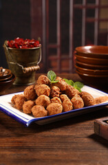 A classic dish in Chinese restaurants: fried pork meatballs