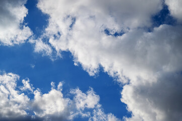 Obraz premium Bright Blue Sky with Fluffy White Clouds