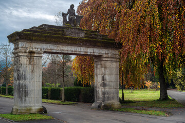 Obraz premium Stone Archway in Autumn Park