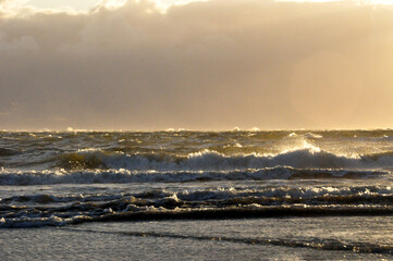 Nordsee rau und windig #Sonnenuntergang am Meer mit Juist im Hintergrund
