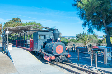 Petit train touristique pour aller à la plage du cimetière des ancres, dans le sud du Portugal en Algarve.
