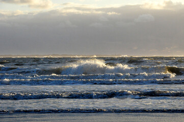Nordsee rau und windig #Sonnenuntergang am Meer mit Juist im Hintergrund