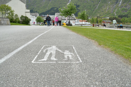 bollerwagen, familie, kind, kinde,r wagen, kinderwagen, fussweg, achtung, fug&auml;nger, architektur, berge, dorf, eidfjord, fjord, fjordblick, fjorddorf, fjordlandschaft, hafen, hafenanlage, hafenstadt, i
