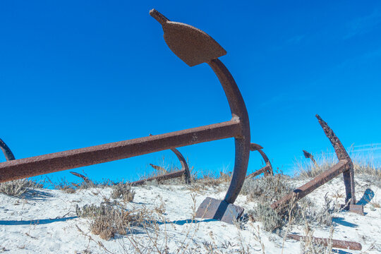 Cimeti&egrave;re des ancres &agrave; la plage de Santa Luzia en Algarve, Portugal.