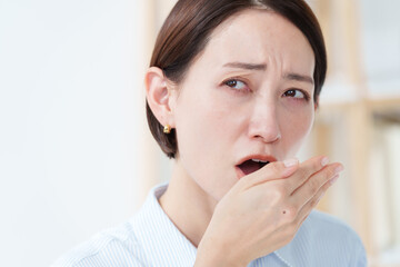 Fototapeta premium 口臭に悩む女性