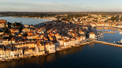 Fototapeta premium Rovinj Old Town at Sunset, Istria, Croatia – Scenic View of Red Rooftops, Adriatic Sea and Charming Mediterranean Streets in Golden Evening Light. Aerial View
