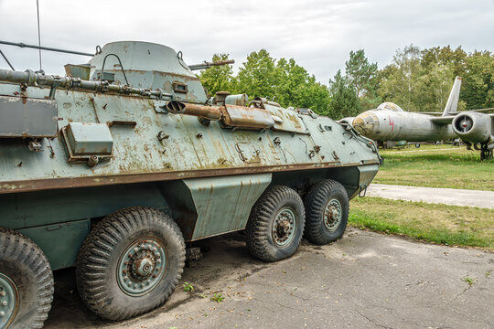 alter ausgemusterter Radpanzer