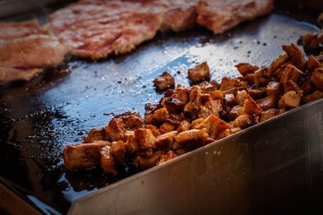 carne de porco a ser cozinhado na chapa