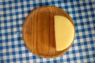 Queijo em t&aacute;bua derretido, com colher