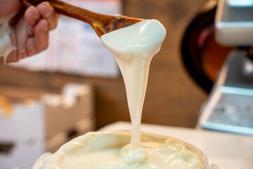 Queijo em t&aacute;bua derretido, com colher