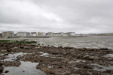 Vue de la plage près de Wimereux, sur la côte d'Opale. A marée basse par un temps gris. Pas-de-Calais, Hauts-de-France, France.