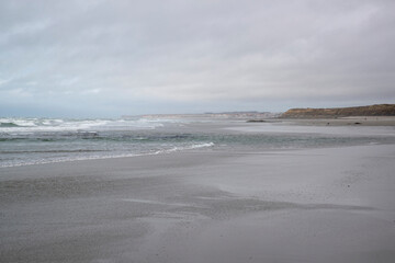 Plage de sable naturelle à marée basse. Eau calme, environnement paisible. Destination touristique, lieu de villégiature en bord de mer. Côte d'Opale, France. 