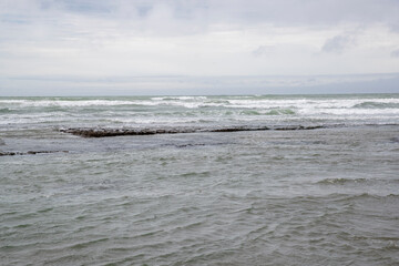 Plage de sable naturelle à marée basse. Eau calme, environnement paisible. Destination touristique, lieu de villégiature en bord de mer. Côte d'Opale, France. 