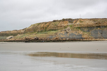 Effondrement d'un bunker de la Seconde Guerre mondiale dû à l'érosion au nord de la France sur la côte d'Opale. A marée basse par un temps ensoleillé. Pas-de-Calais, Hauts-de-France, France.