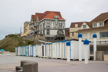 Les cabines de plage, blanche et bleur, sur la digue de Wimereux. Pas-de-Calais, Hauts de France, Côte d'Opale, France.