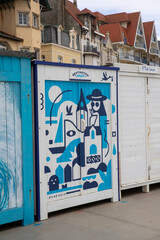 Les cabines de plage, blanche et bleur, sur la digue de Wimereux. Pas-de-Calais, Hauts de France, Côte d'Opale, France.