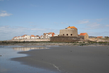 Fort d'Ambleteuse (fort Vauban) dans le nord de la France sur la côte d'Opale. A marée basse par un temps ensoleillé. Pas-de-Calais, Hauts-de-France, France.