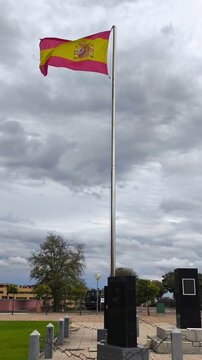 Dia de aire y tormentas  sobre bandera de Espala